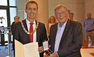 dr-haring-with-mayor-of-lorrach